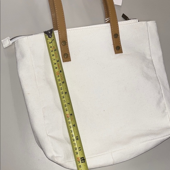 Cozy Earth white and Tan Tote Bag NWT / lined inside, large outer pocket OS - Picture 5 of 11